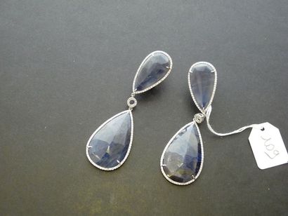 LOT Paire de pendants d'oreilles en or gris 18K (750/oo) ornés de gouttes de saphirs...
