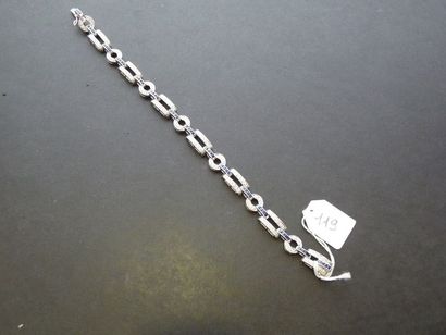 LOT Bracelet en or gris 18K (750/oo) composé de maillons ronds et rectangulaires...