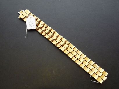 LOT Bracelet ruban articulé en or jaune 18K (750/oo) figurant des écailles stylisées....