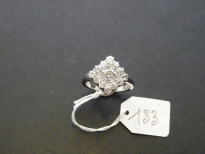 LOT Bague en or gris 18K (750/oo), le plateau de forme losange centré d'un diamant...