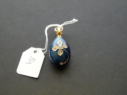 LOT Pendentif figurant un oeuf en métal doré émaillé bleu sur fond guilloché à décor...