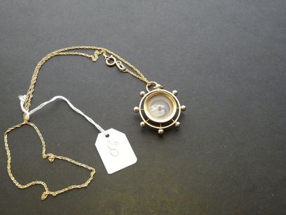 LOT 18K (750/oo) yellow gold compass pendant, it is held by an 18K (750/oo) yellow...
