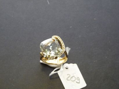 LOT Bague en or jaune 18K (750/oo) sertie d'un quartz vert taillée en coussin souligné...