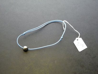 LOT Bracelet de cordonnet bleu extensible agrémenté d'une perle de Tahiti (diamètre...