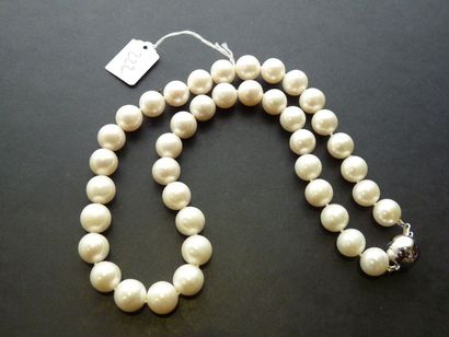LOT Collier de perles de culture d'eau douce, fermoir boule en métal.