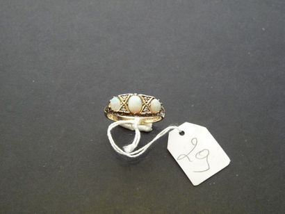 LOT Antique 9K (375/oo) yellow gold ring, the openwork basket decorated with scrolls...