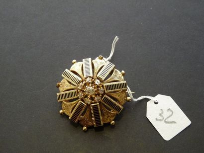 LOT Broche "Rosace" en or jaune 18K (750/oo) centrée de diamants taille ancienne,...