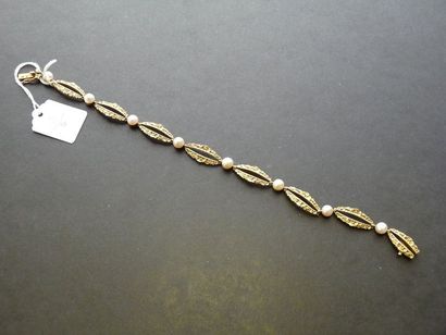 LOT Antique bracelet in 18K (750/oo) yellow gold with carved oval links decorated...