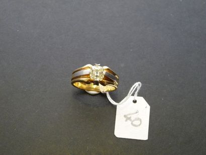 LOT Bague jonc en or jaune et or gris 18K (750/oo) ornée d'un diamant coussin taille...