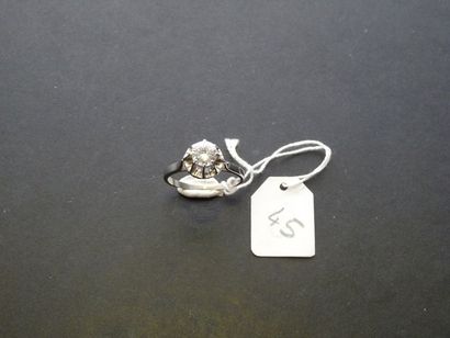 LOT Bague solitaire en platine (850/oo) sertie d'un diamant taille brillant calibrant...