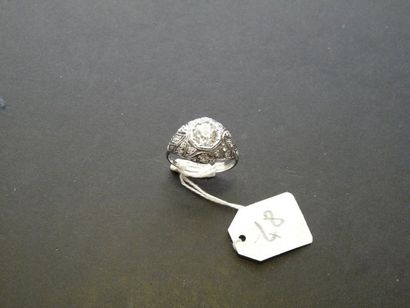 LOT Bague "Dôme" en platine (850/oo) ajouré d'un motif géométrique serti de diamants...