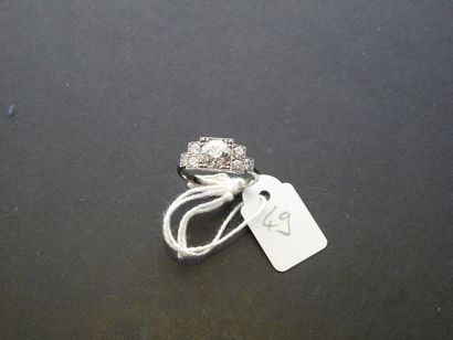 LOT Bague en or gris 18K (750/oo) centrée d'un diamant taille ancienne calibrant...