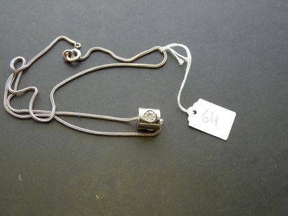 LOT Collier en or gris 18K (750/oo) maille serpent agrémenté d'un pendentif/coulant...