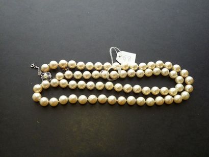 LOT Collier de perles de culture, le fermoir en or gris 18K (750/oo) serti de saphir...