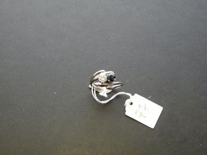 LOT Bague croisée en or gris 18K (750/oo) centrée d'un diamant taille brillant calibrant...