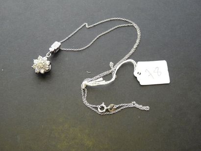 LOT Pendentif Fleur en or gris 18K (750/oo) centré d'un diamants taille brillant...