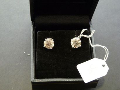LOT Paire de clous d'oreilles en or gris 18K (750/oo) ornés d'un diamant taille brillant...