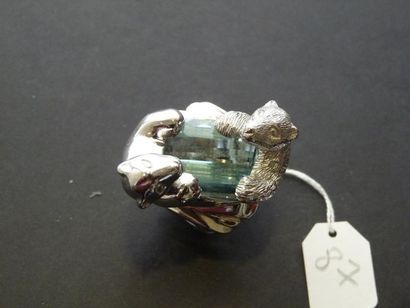 LOT A. CAMUS : Bague en or gris 18K (750/oo), collection "Banquise", ornée de deux...