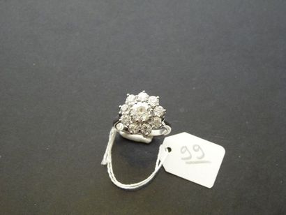 LOT Bague Marguerite en or gris 18K (750/oo) ornée au centre d'un diamant demi taille...