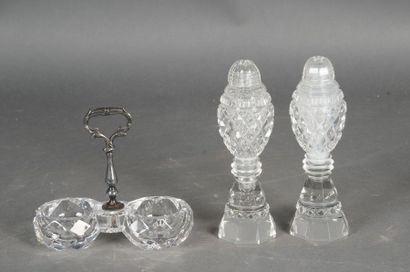 LOT Salière et poivrière (H 15 cm) et un salleron en cristal taillé