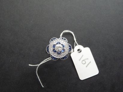 null Bague "Fleur" en platine (850/oo) centrée d'un diamant taille brillant calibrant...