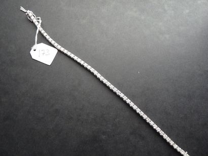 null Bracelet ligne en or gris 18K (750/oo) orné de diamants taille brillant pesant...