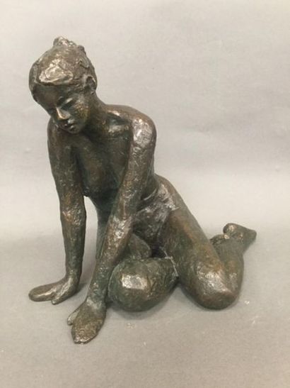 null JADE, Sculpture en bronze figurant une femme nue assise, H. 27 cm, datée 20...