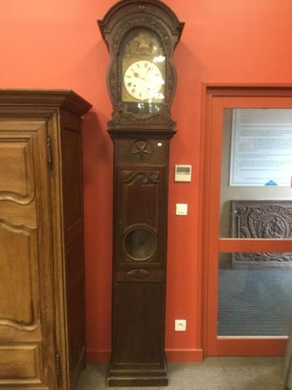 null HORLOGE Comtoise en bois mouluré et sculpté d'un décor de végétaux, cadran émaillé...