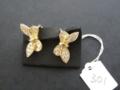 null Paire de clips d'oreilles à tige en or jaune 18K (750/oo) figurant des papillons...