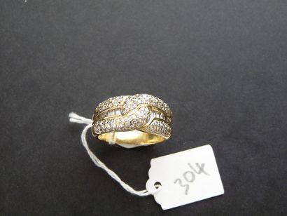 null Bague jonc en or jaune 18K (750/oo) à décor croisé serti de diamants taille...