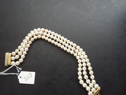 null Bracelet à trois rangs de perles de culture en choker (diamètre 5.2/5.5 mm),...