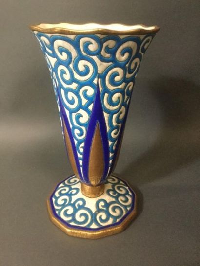LONGWY, Vase cornet sur piedouche, décor...