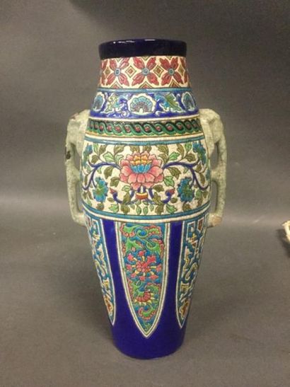 LONGWY, Grand vase fuseau à anses en forme...