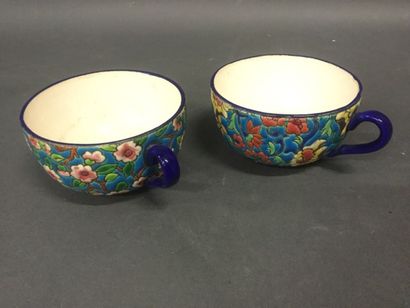 LONGWY, deux tasses à décor floral H. 6,5...