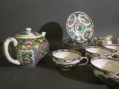 null CHINE, Service à thé en porcelaine comprenant : 6 tasses, 6 soucoupes, 1 théière,...
