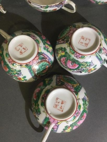null CHINE, Service à thé en porcelaine comprenant : 6 tasses, 6 soucoupes, 1 théière,...