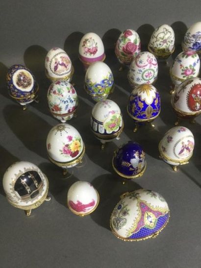 null Collection de 34 BOITES-OEUFS à bijoux en porcelaine à décor peint, on joint...