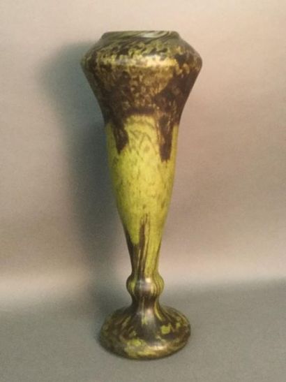 null DAUM, Vase balustre en verre à décor marmoréen de nuances de vert, signé sur...