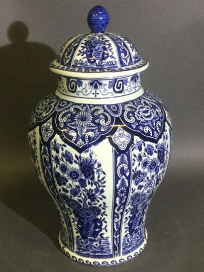 null DELFT, White earthenware covered pot with blue flowers and geometrical motifs,...