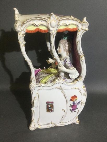 null DRESDEN, Fine porcelain subject depicting a woman sitting in a porter's chair,...