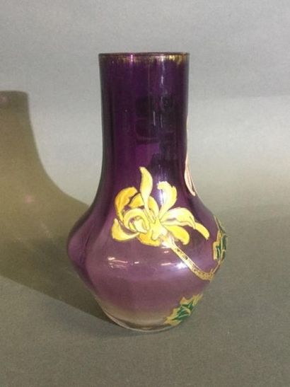 null LEGRAS, Vase en verre coloré en dégradé à décor émaillé de fleurs, H. 19,( ...