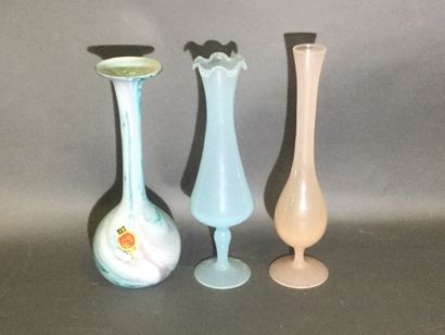 null Lot de 3 vases en opaline, H. 37 cm, 19,5 cm et 19 cm.