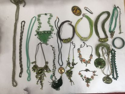 Lot of green costume jewellery: necklaces,...