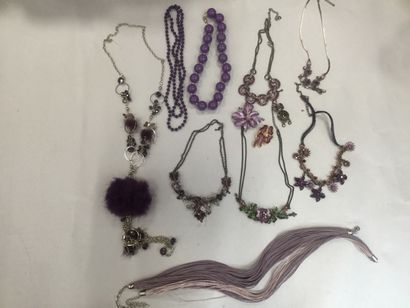 Lot de bijoux fantaisies violet : colliers...