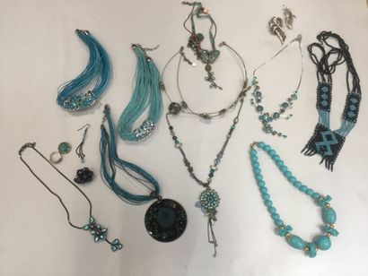 null Lot of blue costume jewellery: necklaces, brooches and rings 