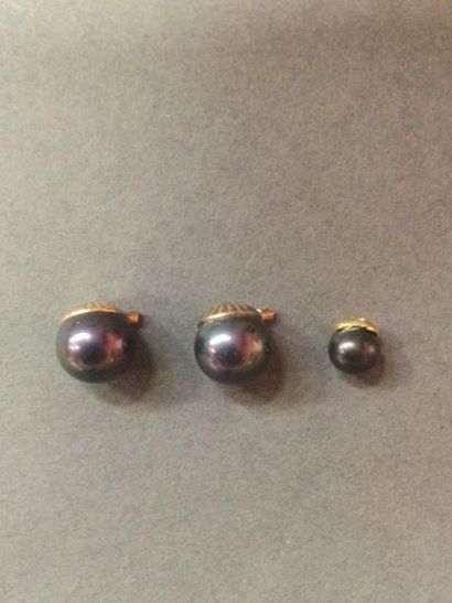 Lot de 3 perles noires.