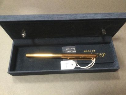 null DUPONT: Gold-plated metal Roler pen with striated decoration in its case