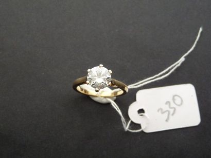 null Bague solitaire en or jaune 18K (750/oo) sertie d'un diamant taille brillant...