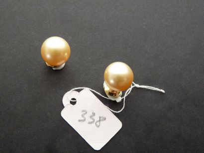 null Paire de clous d'oreilles en or jaune 18K (750/oo) ornés chacun d'une perle...