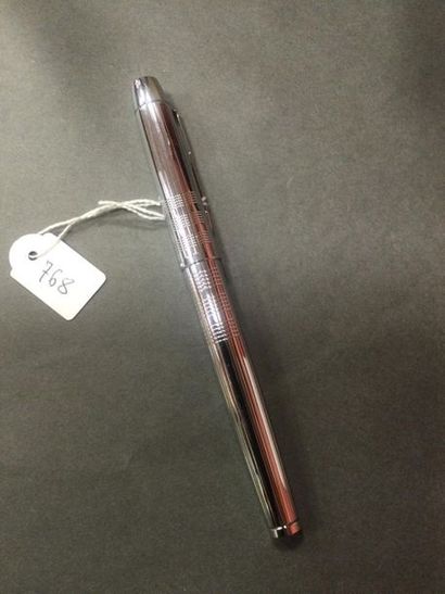 PARKER: a silver metal roler pen